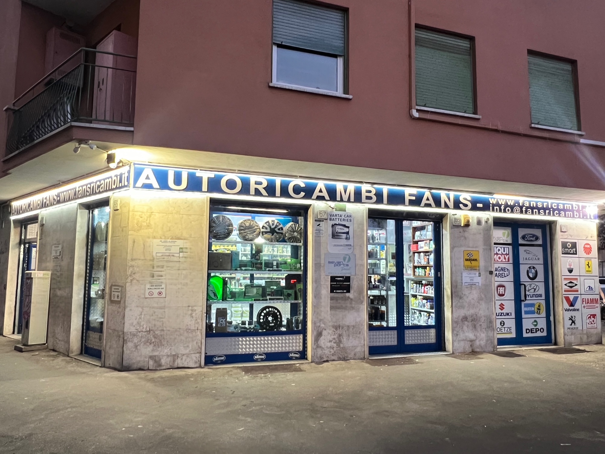 Ingresso illuminato di Autoricambi Fans a Roma